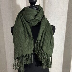 Pretty Persuasions Green Textured Scarf with Fringe